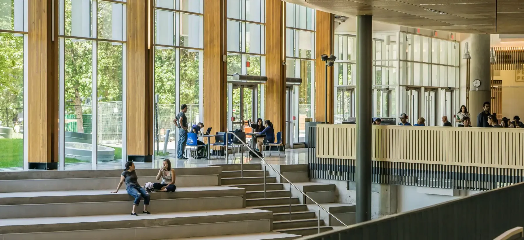 Hochschule vs. Universität: Wahl des Studienortes für Berufstätige