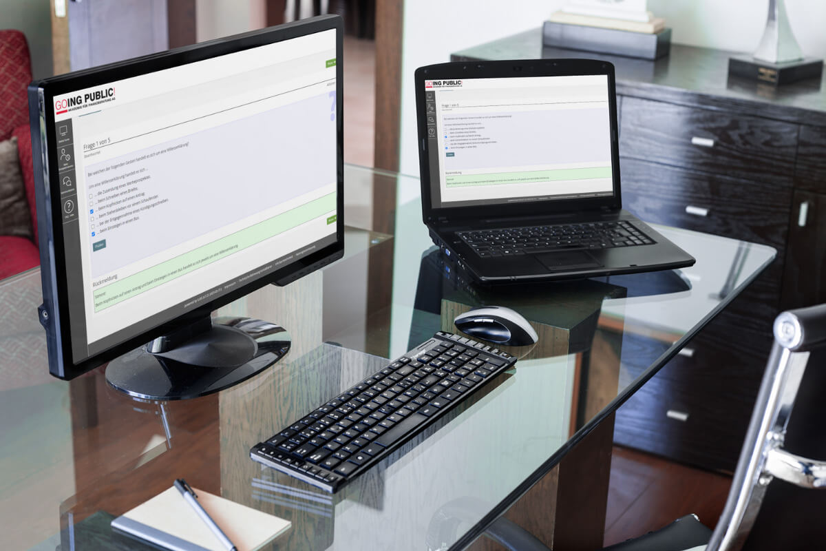 Bild des Lernassistenten in einem PC und Laptop auf einem Schreibtisch