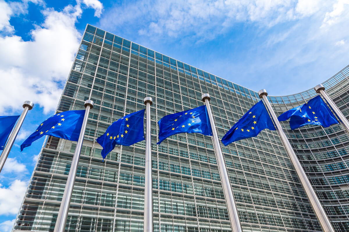 EU-Parlament mit Flaggen vor dem Gebäude