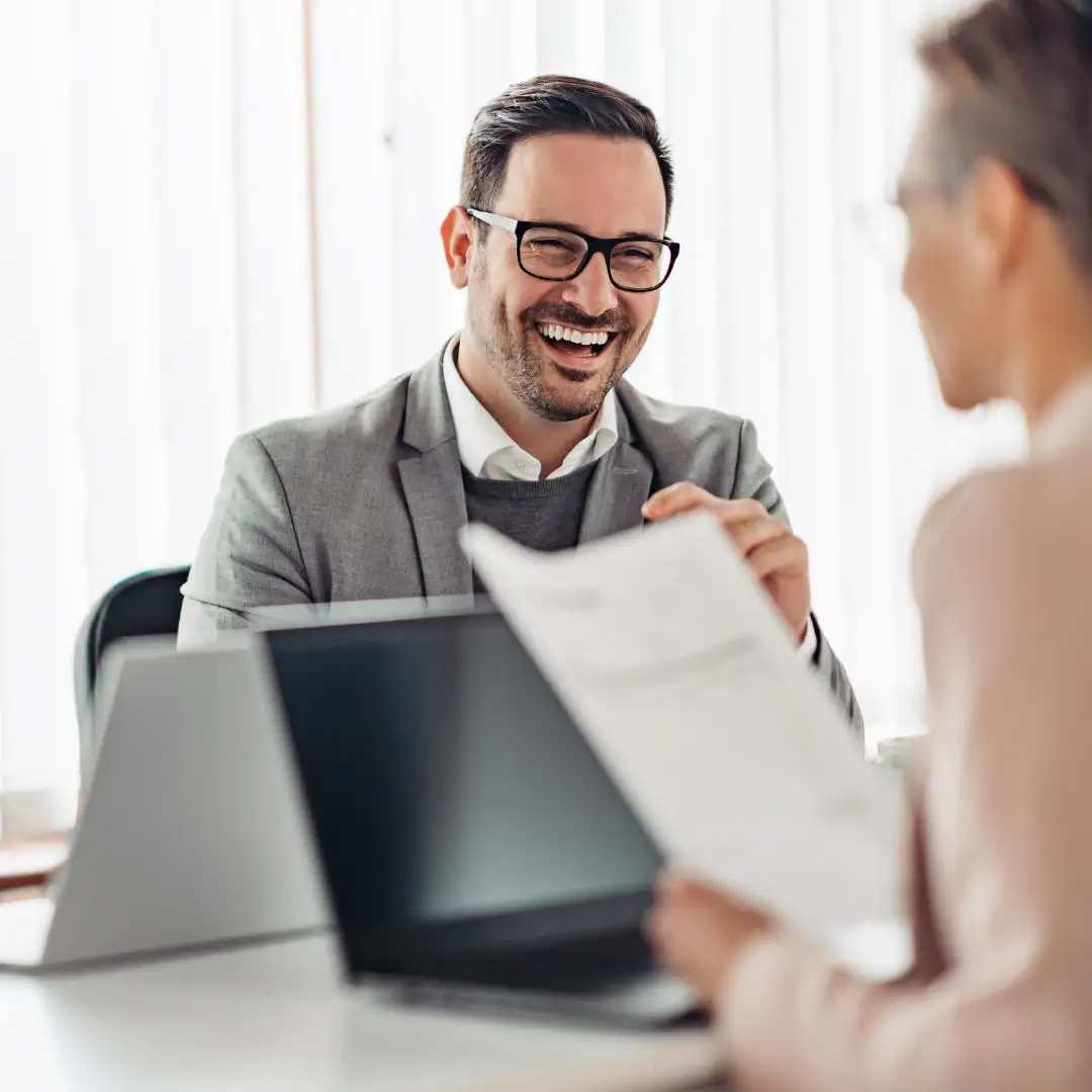 Beratre mit Kundinnen