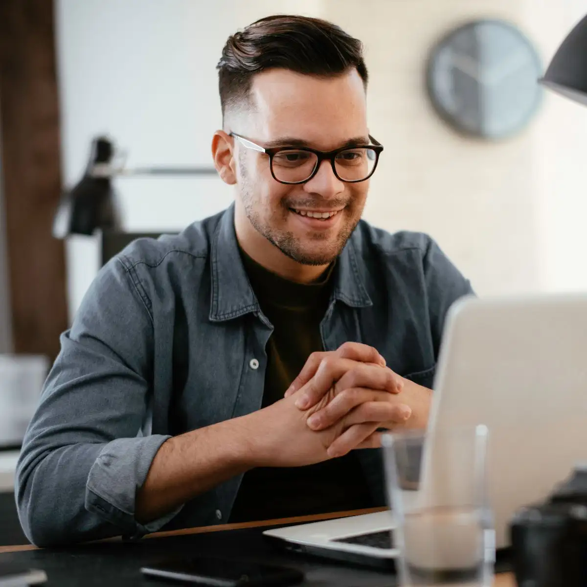 Bild eines Vermittlers am PC