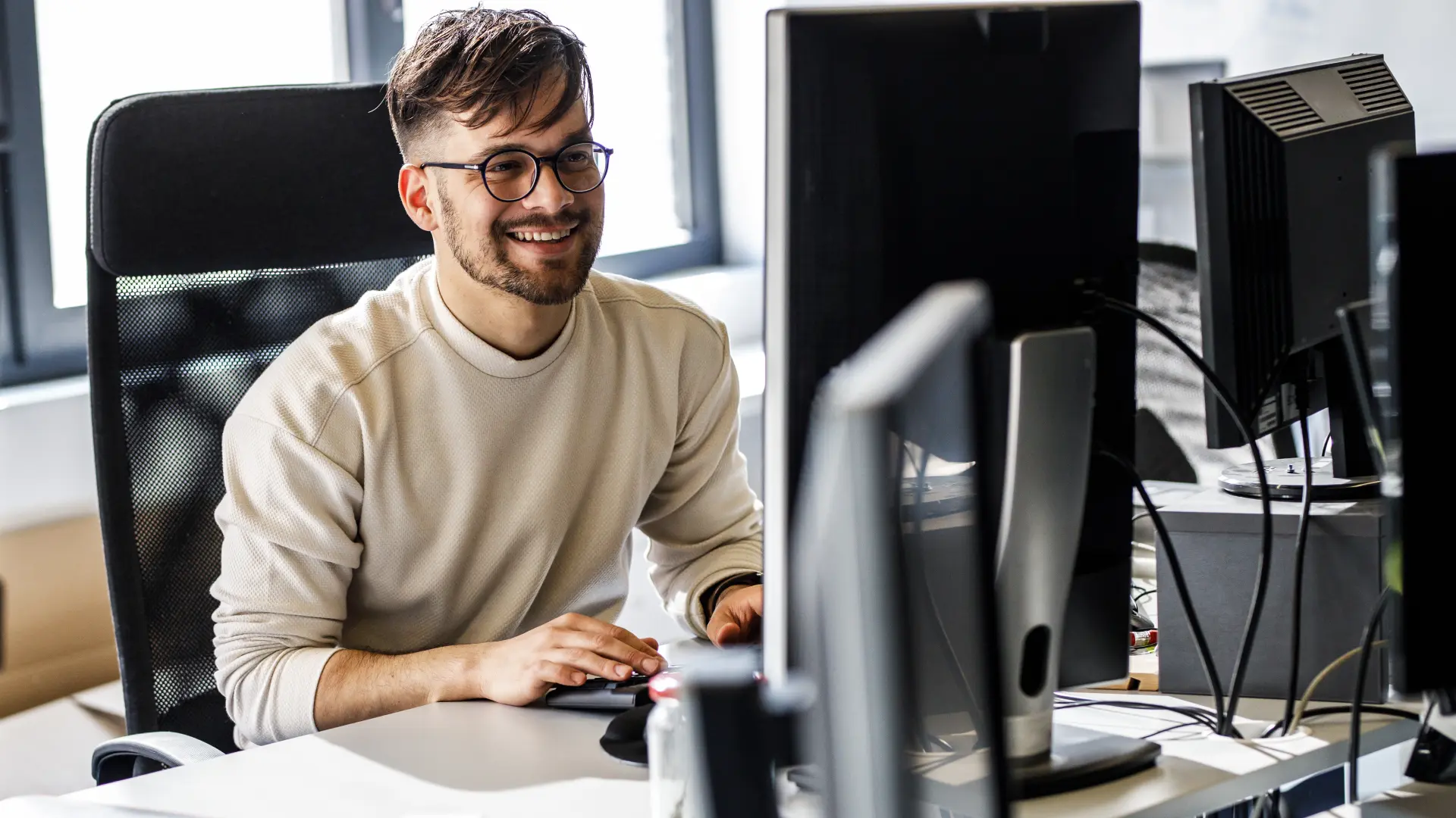 Marketing Performance Manager an seinem Rechner.