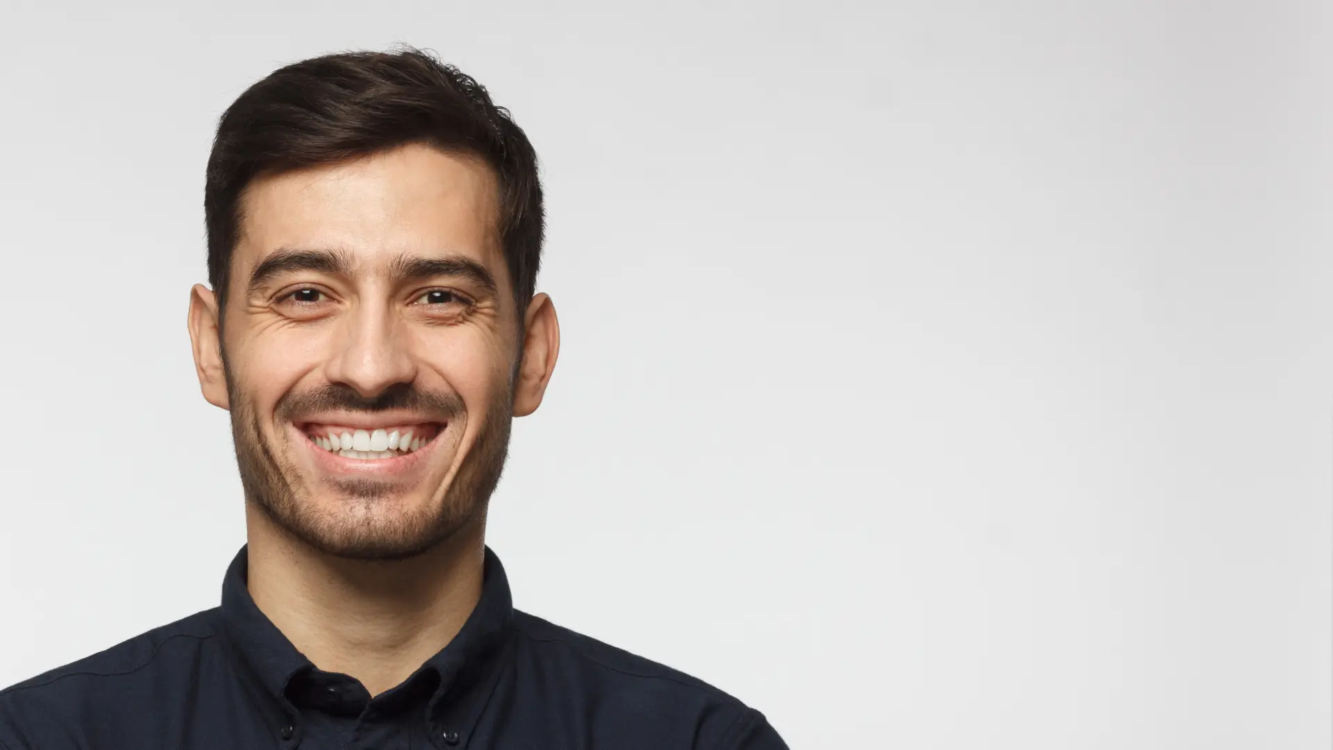 Ein freundlich lächelnder Sales Consultant.