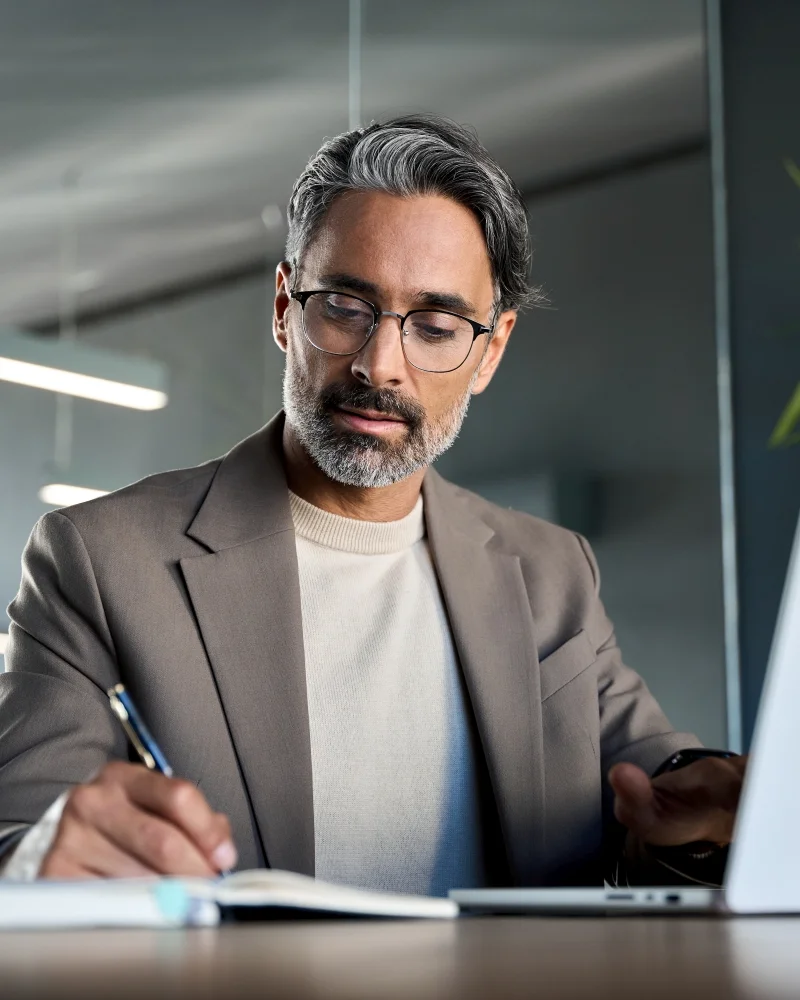 Verbraucherkreditvermittler macht eine Notiz