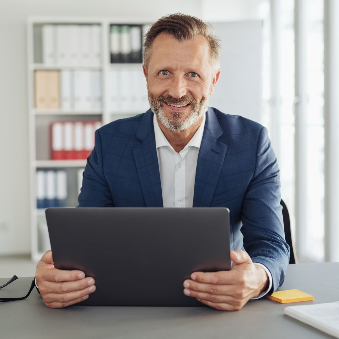 Verwalter mit einem Laptop