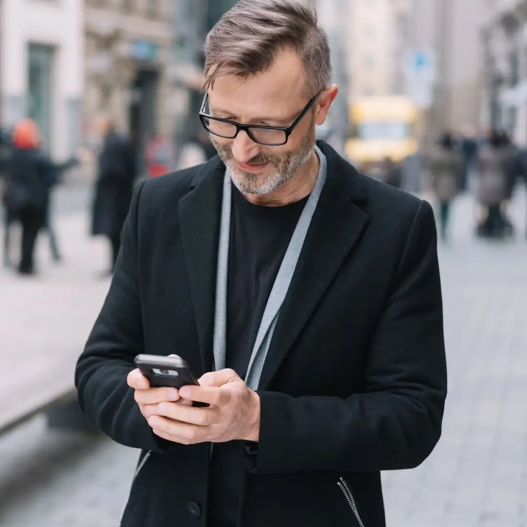 Verwalter auf der Straße mit einem Handy
